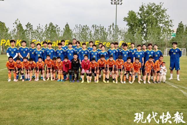 开云app-苏超南京队举行公开训练：吸引近百名市民围观，还和小学生来了一场热身赛